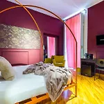 starguest Napoli Central close by Metro&Museum