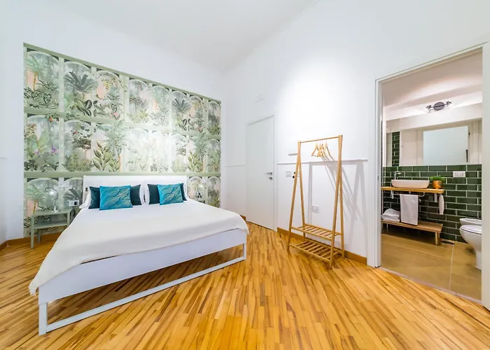 starguest Napoli Central close by Metro&Museum